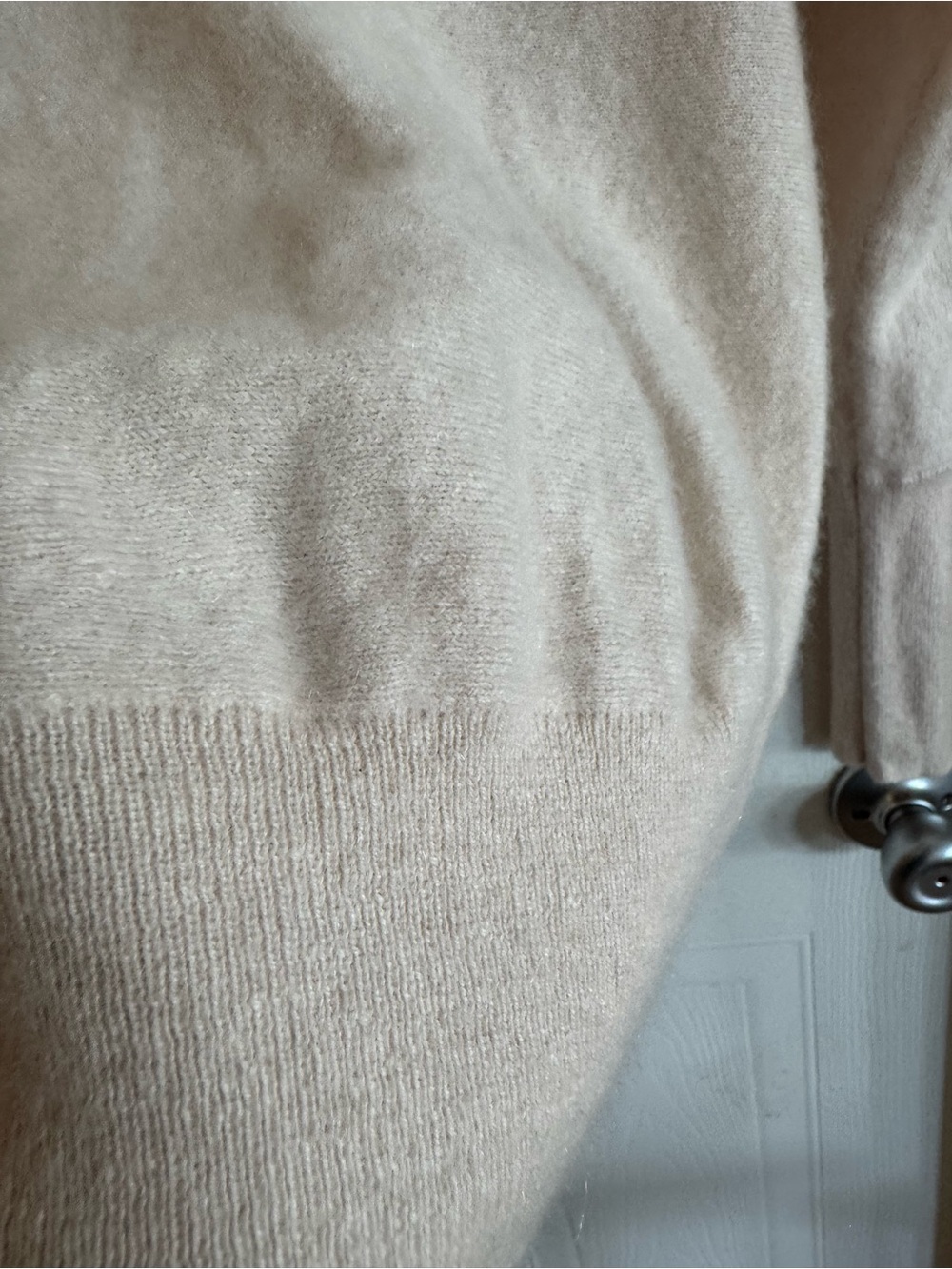 Tahari 100% Cashmere Cream Beige V-Neck Butter Soft Knit Sweater Size M - Picture 7 of 7